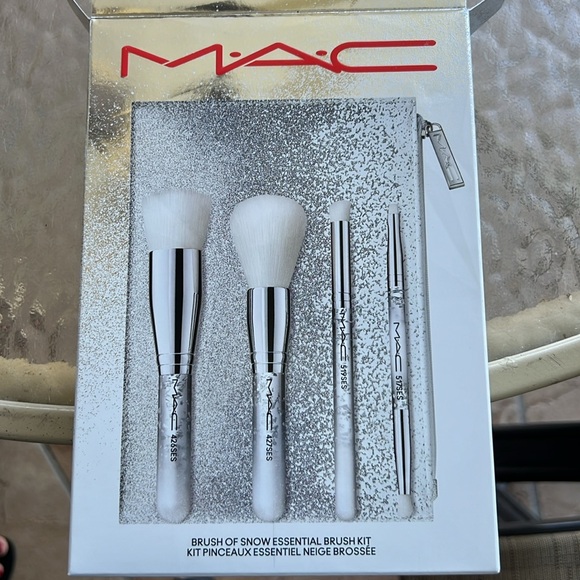 MAC brush set,Comes with MAC silver case and 2 brushes are double sided - Picture 2 of 4